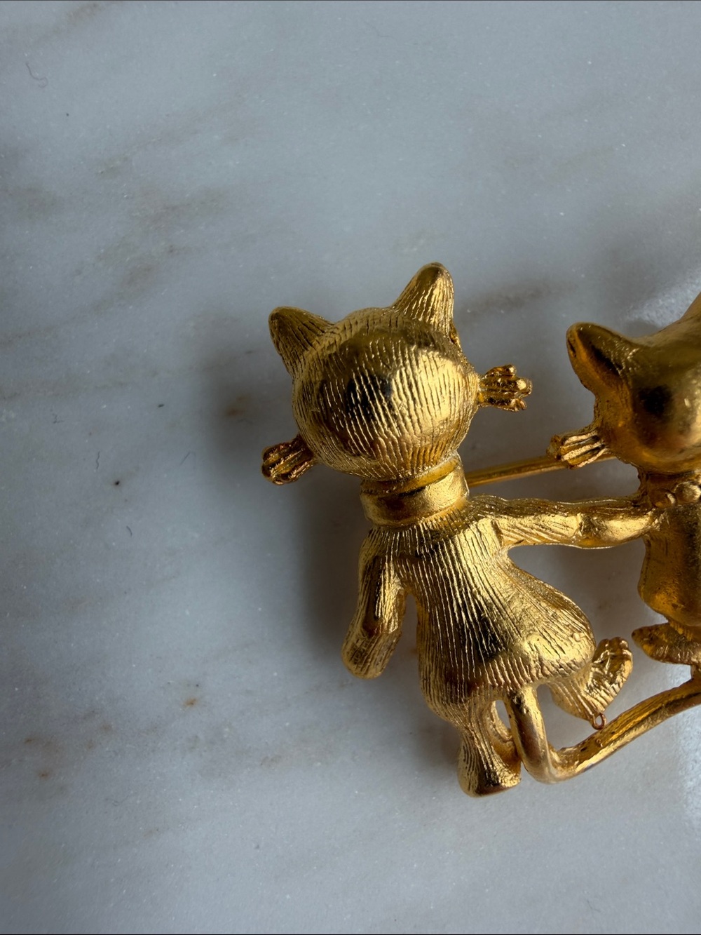 Vintage Gold Cat Trio Brooch- Whimsical - Picture 4 of 6